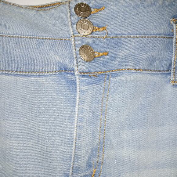 Refuge Jeans 13 Light Wash Distressed High Waist 5 Pocket Plain Pocket Stretch - Picture 3 of 8